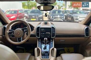 Внедорожник / Кроссовер Porsche Cayenne 2015 в 