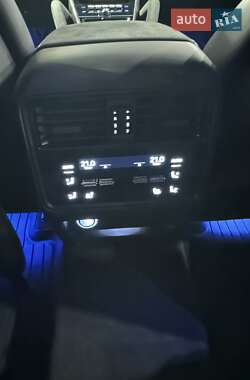 Позашляховик / Кросовер Porsche Cayenne 2024 в 