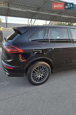 Внедорожник / Кроссовер Porsche Cayenne 2016 в 