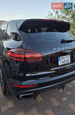 Внедорожник / Кроссовер Porsche Cayenne 2016 в 