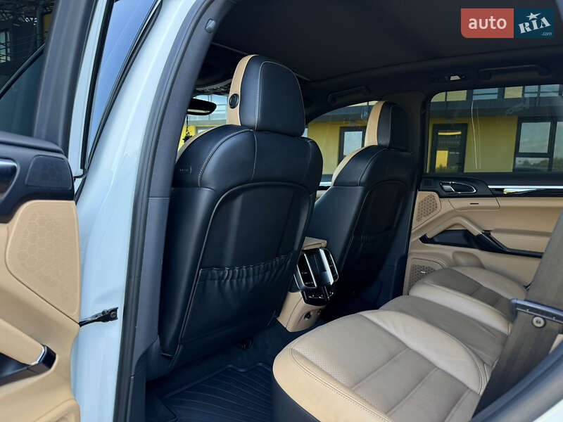 Внедорожник / Кроссовер Porsche Cayenne 2015 в Тернополе