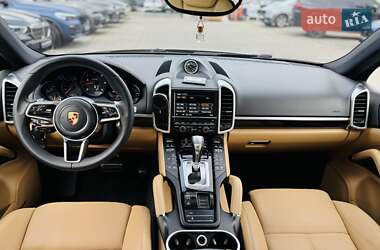 Внедорожник / Кроссовер Porsche Cayenne 2015 в 