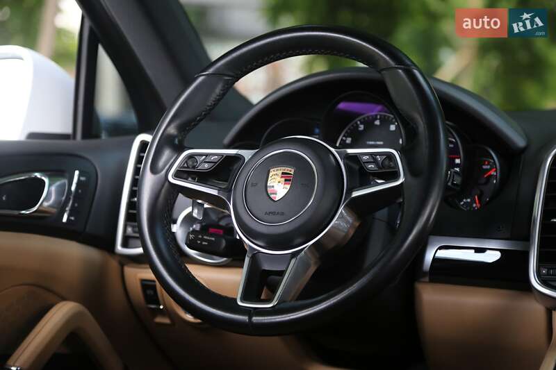 Внедорожник / Кроссовер Porsche Cayenne 2016 в Киеве