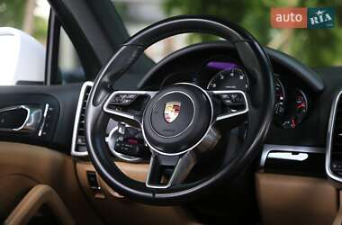 Внедорожник / Кроссовер Porsche Cayenne 2016 в 