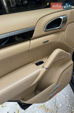 Внедорожник / Кроссовер Porsche Cayenne 2011 в 