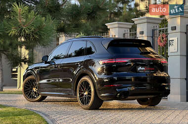 Позашляховик / Кросовер Porsche Cayenne 2022 в 