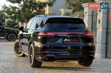 Позашляховик / Кросовер Porsche Cayenne 2022 в 