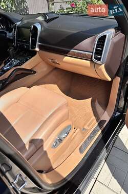 Позашляховик / Кросовер Porsche Cayenne 2012 в 