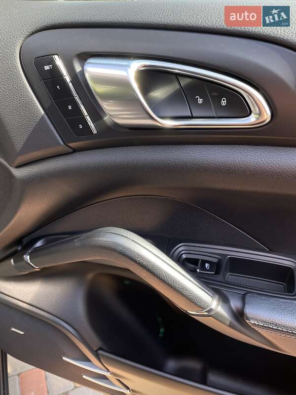 Внедорожник / Кроссовер Porsche Cayenne 2014 в Одессе