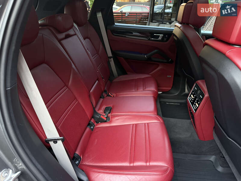 Внедорожник / Кроссовер Porsche Cayenne 2019 в Киеве