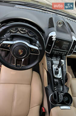 Внедорожник / Кроссовер Porsche Cayenne 2015 в 