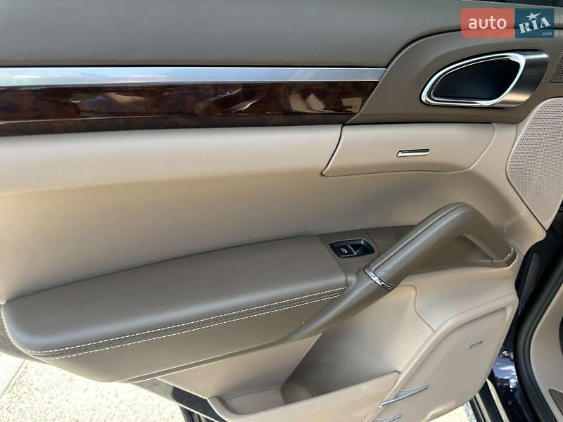 Внедорожник / Кроссовер Porsche Cayenne 2011 в Днепре