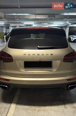Внедорожник / Кроссовер Porsche Cayenne 2015 в 