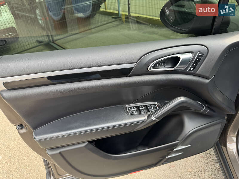 Позашляховик / Кросовер Porsche Cayenne 2012 в Києві