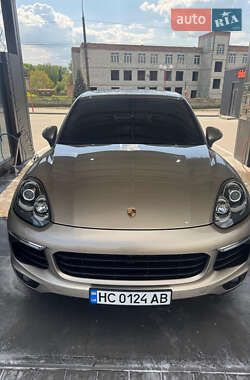 Внедорожник / Кроссовер Porsche Cayenne 2015 в 