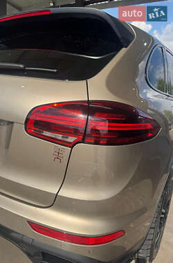 Внедорожник / Кроссовер Porsche Cayenne 2015 в 