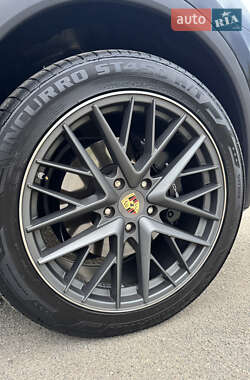 Внедорожник / Кроссовер Porsche Cayenne 2014 в 