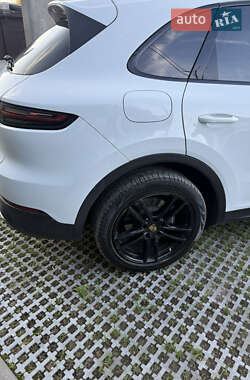 Внедорожник / Кроссовер Porsche Cayenne 2018 в 