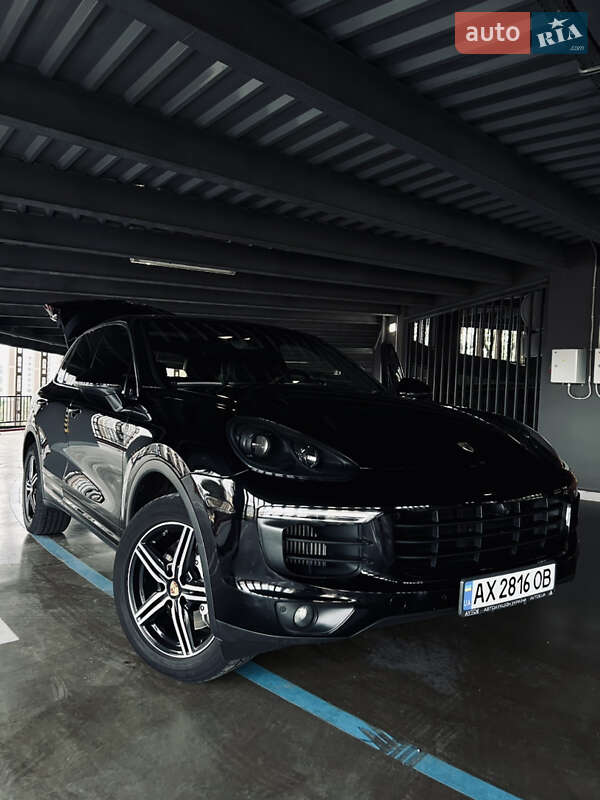 Внедорожник / Кроссовер Porsche Cayenne 2016 в 