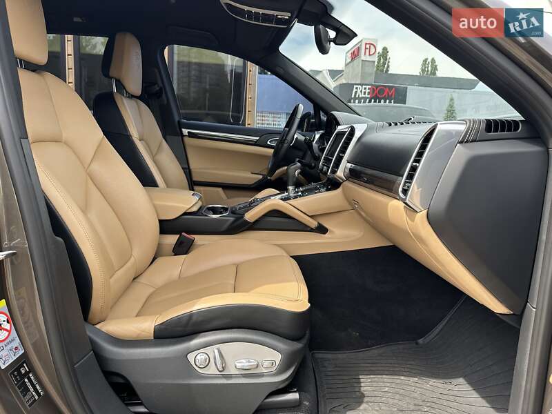 Позашляховик / Кросовер Porsche Cayenne 2014 в Києві