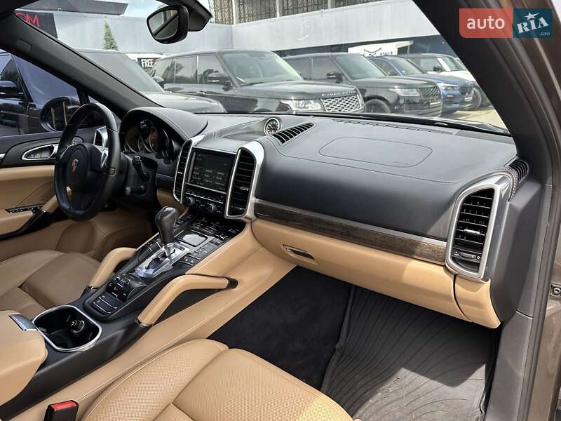 Позашляховик / Кросовер Porsche Cayenne 2014 в Києві