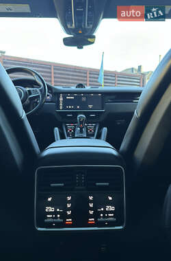 Внедорожник / Кроссовер Porsche Cayenne 2018 в 