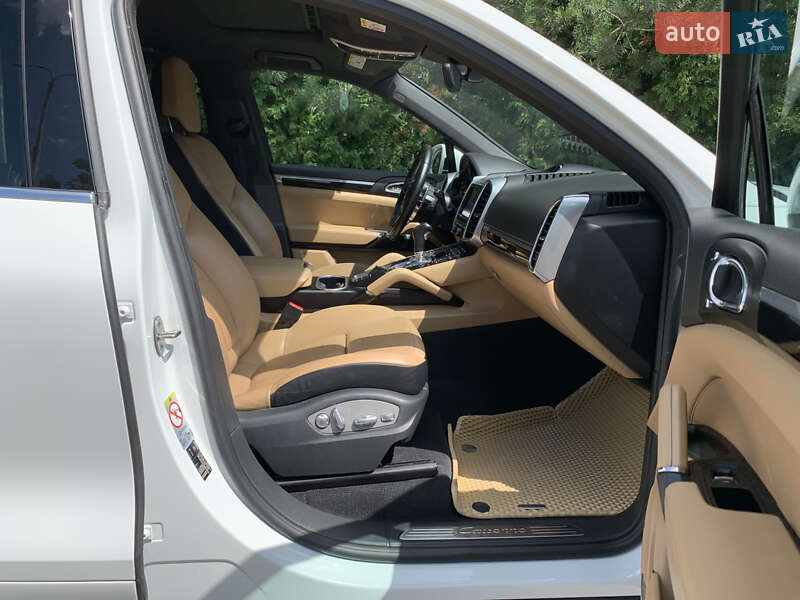 Позашляховик / Кросовер Porsche Cayenne 2015 в Рівному