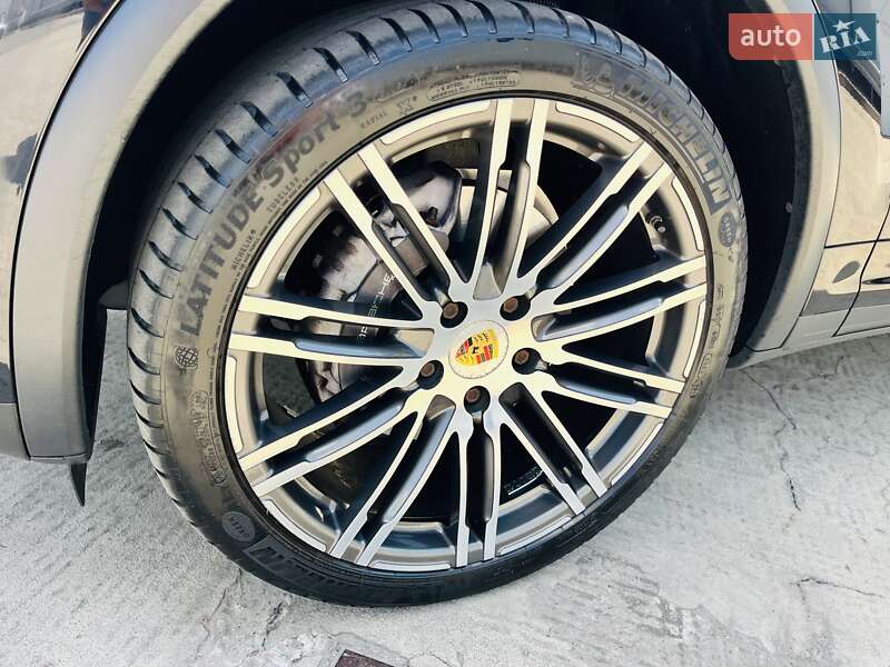 Внедорожник / Кроссовер Porsche Cayenne 2015 в Киеве