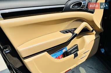 Внедорожник / Кроссовер Porsche Cayenne 2015 в 