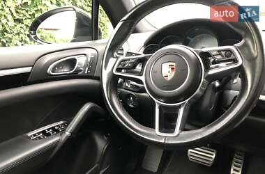 Внедорожник / Кроссовер Porsche Cayenne 2015 в 