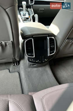 Внедорожник / Кроссовер Porsche Cayenne 2011 в 