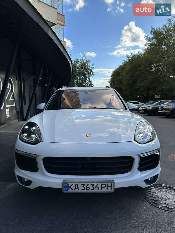 Внедорожник / Кроссовер Porsche Cayenne 2015 в 