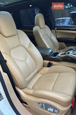 Внедорожник / Кроссовер Porsche Cayenne 2015 в 