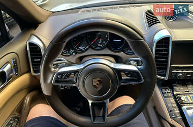 Внедорожник / Кроссовер Porsche Cayenne 2015 в 