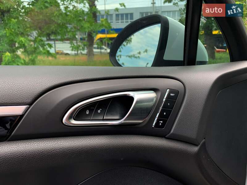Позашляховик / Кросовер Porsche Cayenne 2014 в Києві