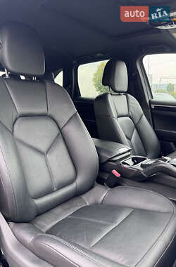 Внедорожник / Кроссовер Porsche Cayenne 2012 в 
