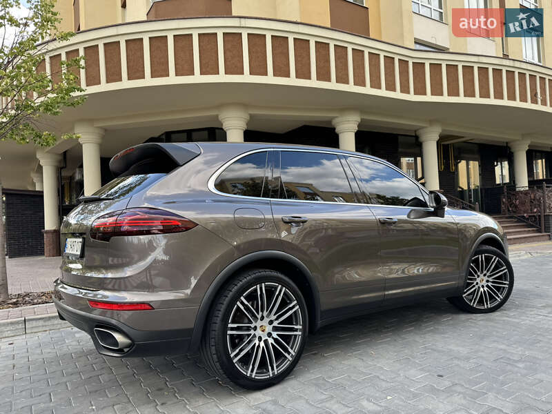 Позашляховик / Кросовер Porsche Cayenne 2015 в Києві
