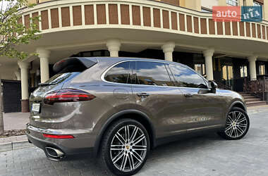 Внедорожник / Кроссовер Porsche Cayenne 2015 в 