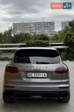 Внедорожник / Кроссовер Porsche Cayenne 2015 в 