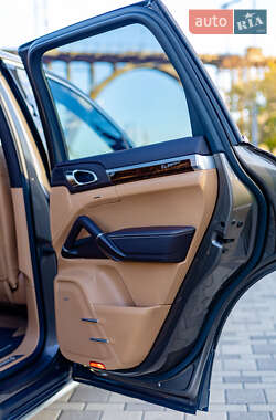 Внедорожник / Кроссовер Porsche Cayenne 2012 в 