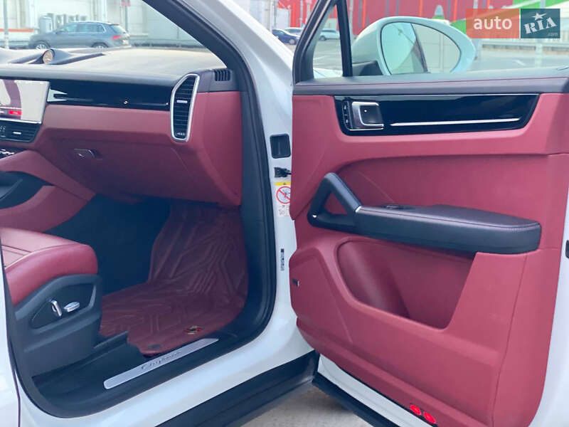 Внедорожник / Кроссовер Porsche Cayenne 2020 в Киеве