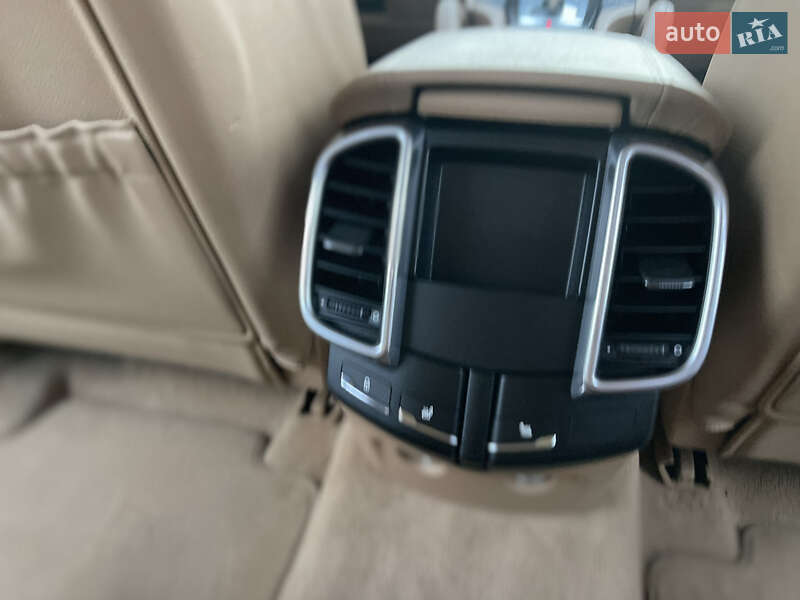 Внедорожник / Кроссовер Porsche Cayenne 2015 в Луцке