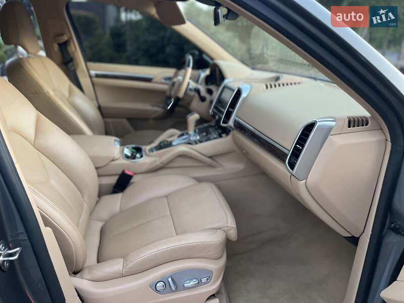 Внедорожник / Кроссовер Porsche Cayenne 2015 в Луцке