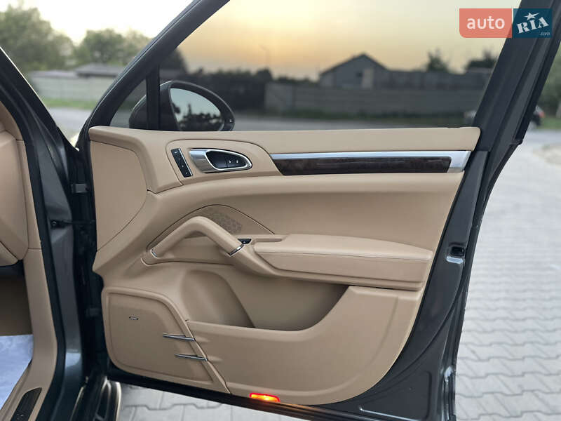 Внедорожник / Кроссовер Porsche Cayenne 2015 в Луцке