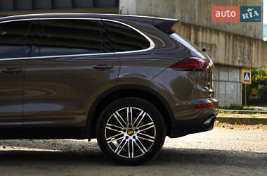 Внедорожник / Кроссовер Porsche Cayenne 2015 в 