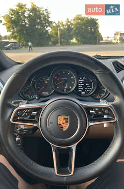 Внедорожник / Кроссовер Porsche Cayenne 2015 в 