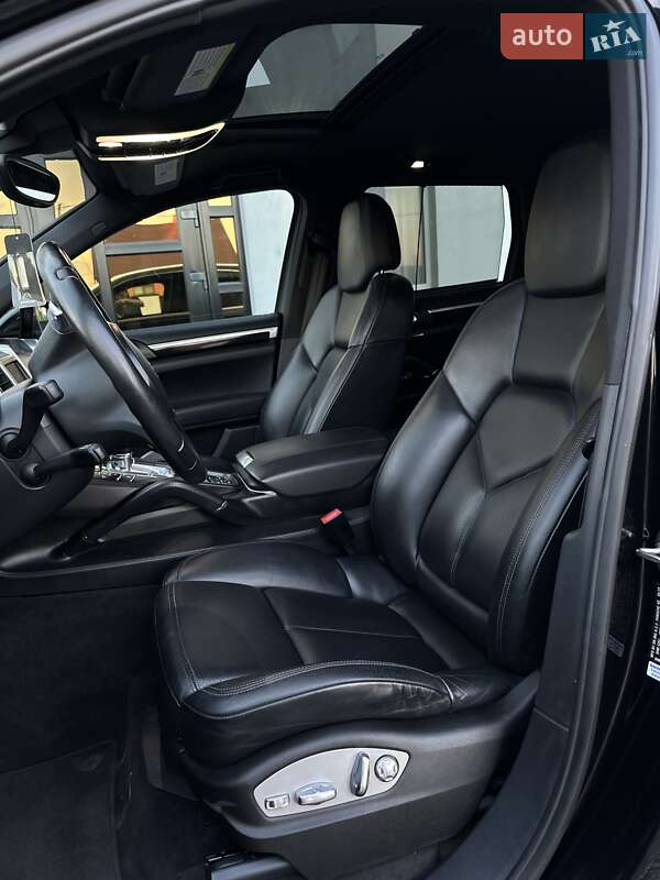 Позашляховик / Кросовер Porsche Cayenne 2011 в Любешові