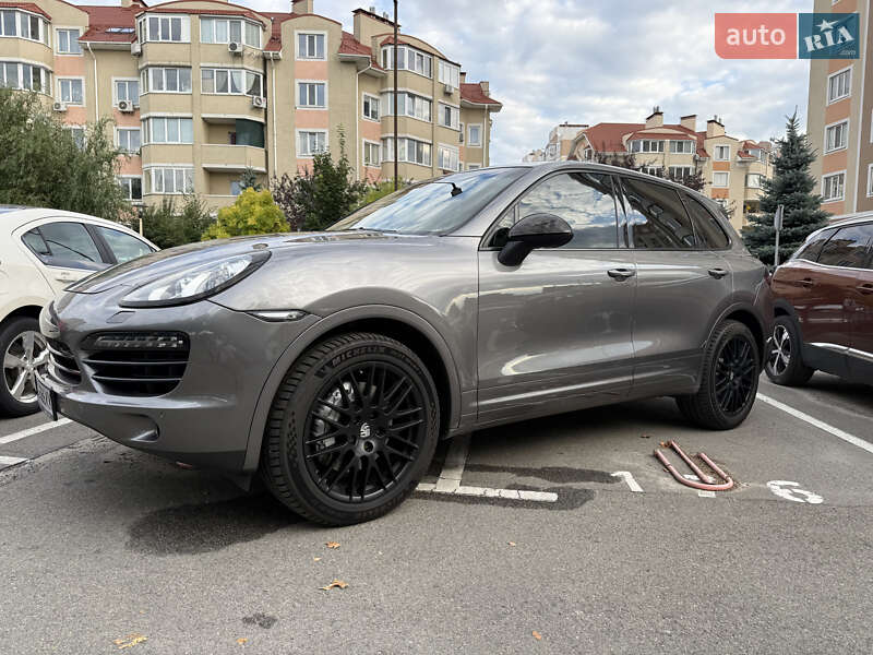 Внедорожник / Кроссовер Porsche Cayenne 2012 в Святопетровское