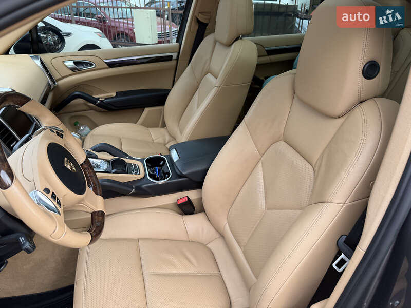 Внедорожник / Кроссовер Porsche Cayenne 2012 в Святопетровское