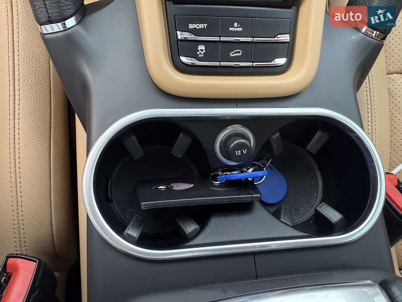 Внедорожник / Кроссовер Porsche Cayenne 2012 в Святопетровское